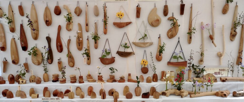 のんびりぼっこ広場：木の一輪挿し